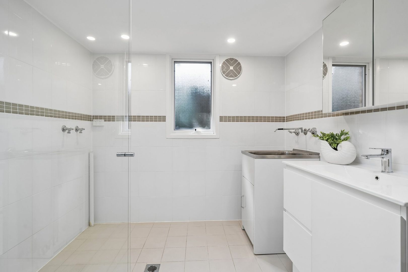Bright, private & perfectly positioned villa