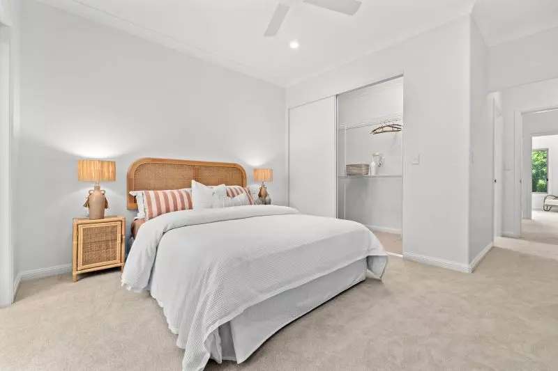 Spacious villa with double lock up garage