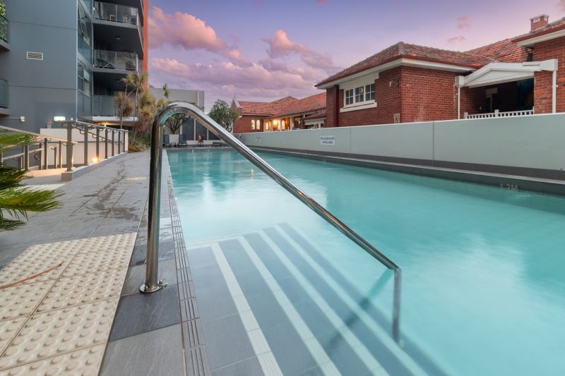 Top Floor Apartment With Views!