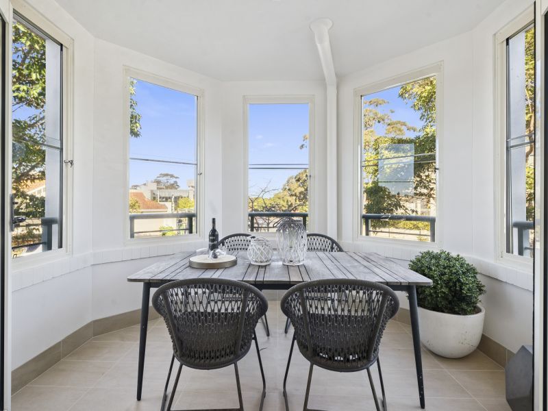 Elegant sun-enriched corner apartment