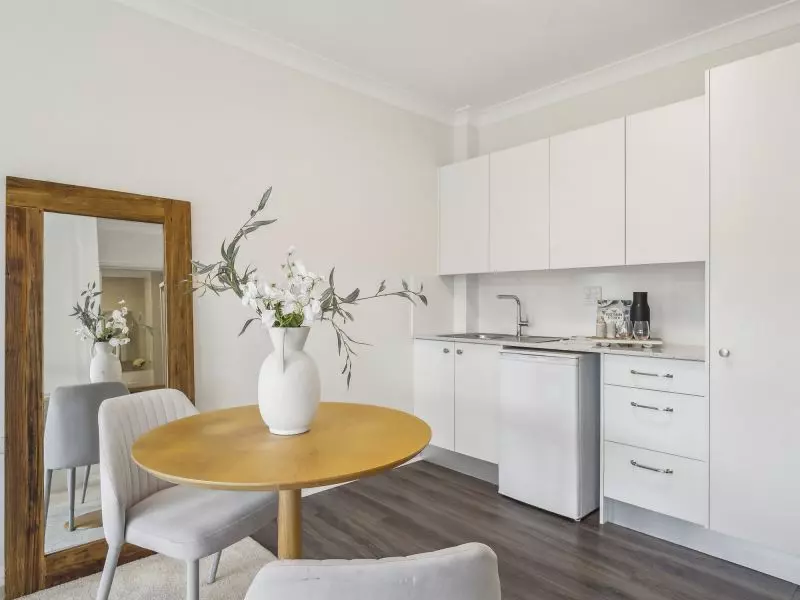 Light-filled apartment with a verdant view