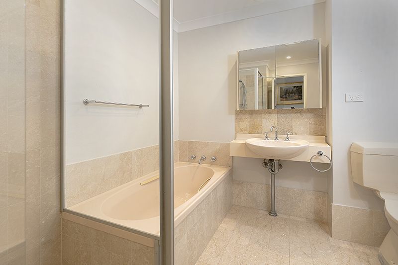 Perfectly located 3 bedroom unit with easy ramp access and glorious views.