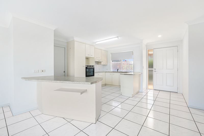 Sunlit Corner Unit with Extra Living Space in Quiet Cul-de-sac