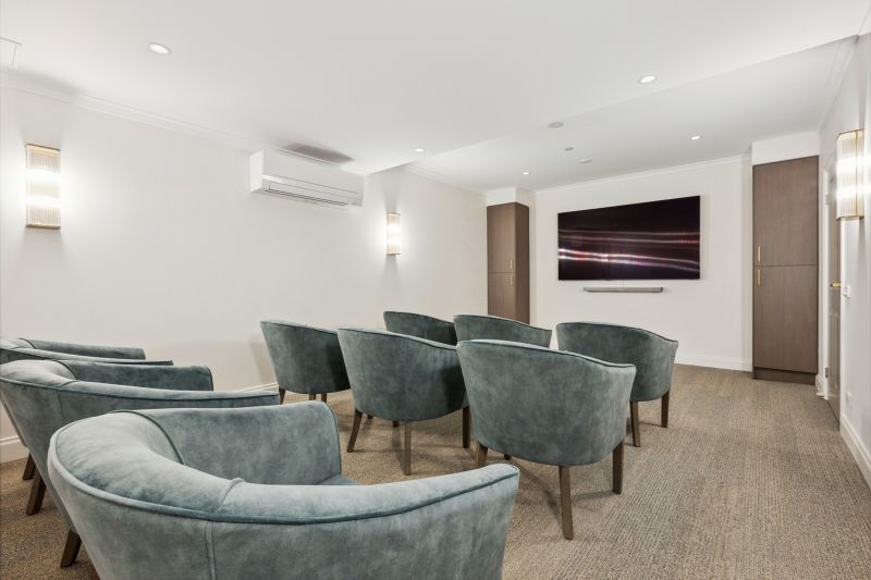 Spacious, ground-level apartment with services