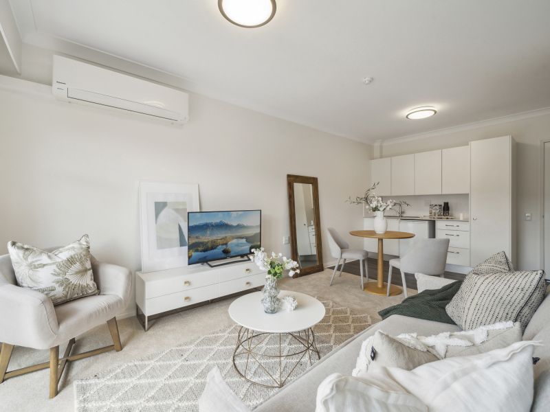 Light-filled apartment with a verdant view