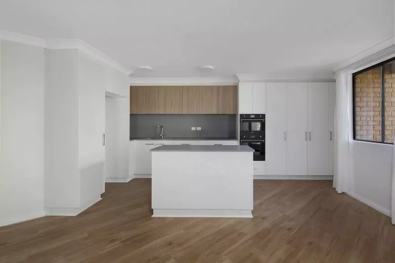 Apt SL27 – Centrally located, oversized and modern 1-bed with study