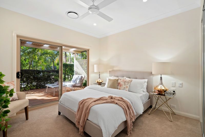 Private cul-de sac living