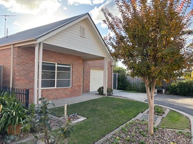 Spacious 3-Bedroom Villa with Garage