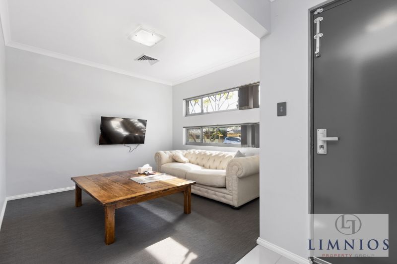 Street Front Stunner !