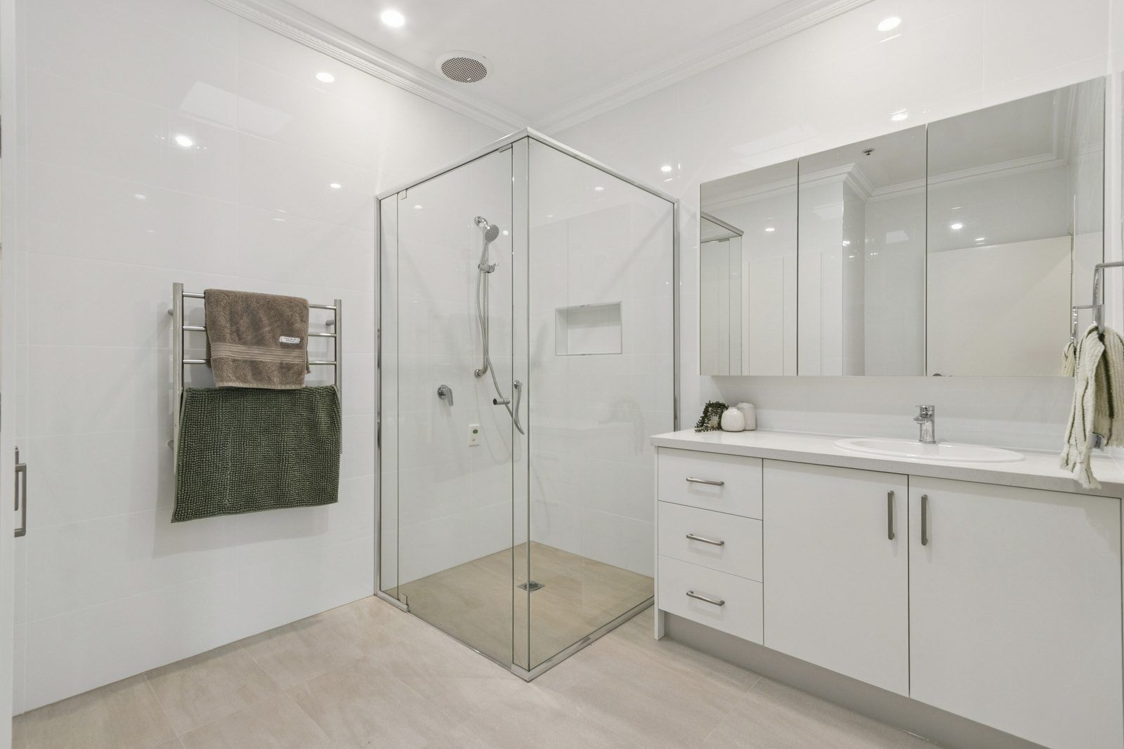 Stylish one-bedroom apartment with a sunny double balcony