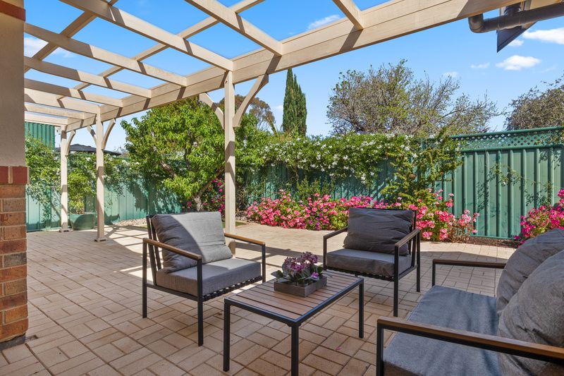 Sunlit Villa with Lush Gardens and Entertainer’s Delight