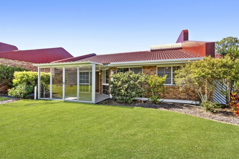 Beautiful two-bedroom, 1 bathroom villa with sunroom.