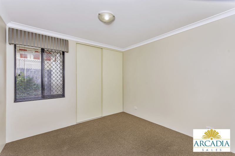 ARCADIA WATERS MADDINGTON - Solid Timber Floors & Feature Kitchen