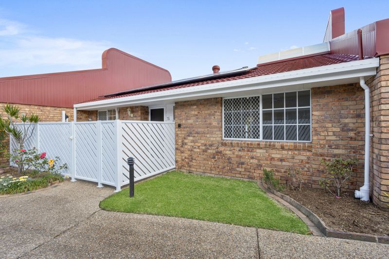 Beautiful two bedroom, one bathroom villa with lock up garage.