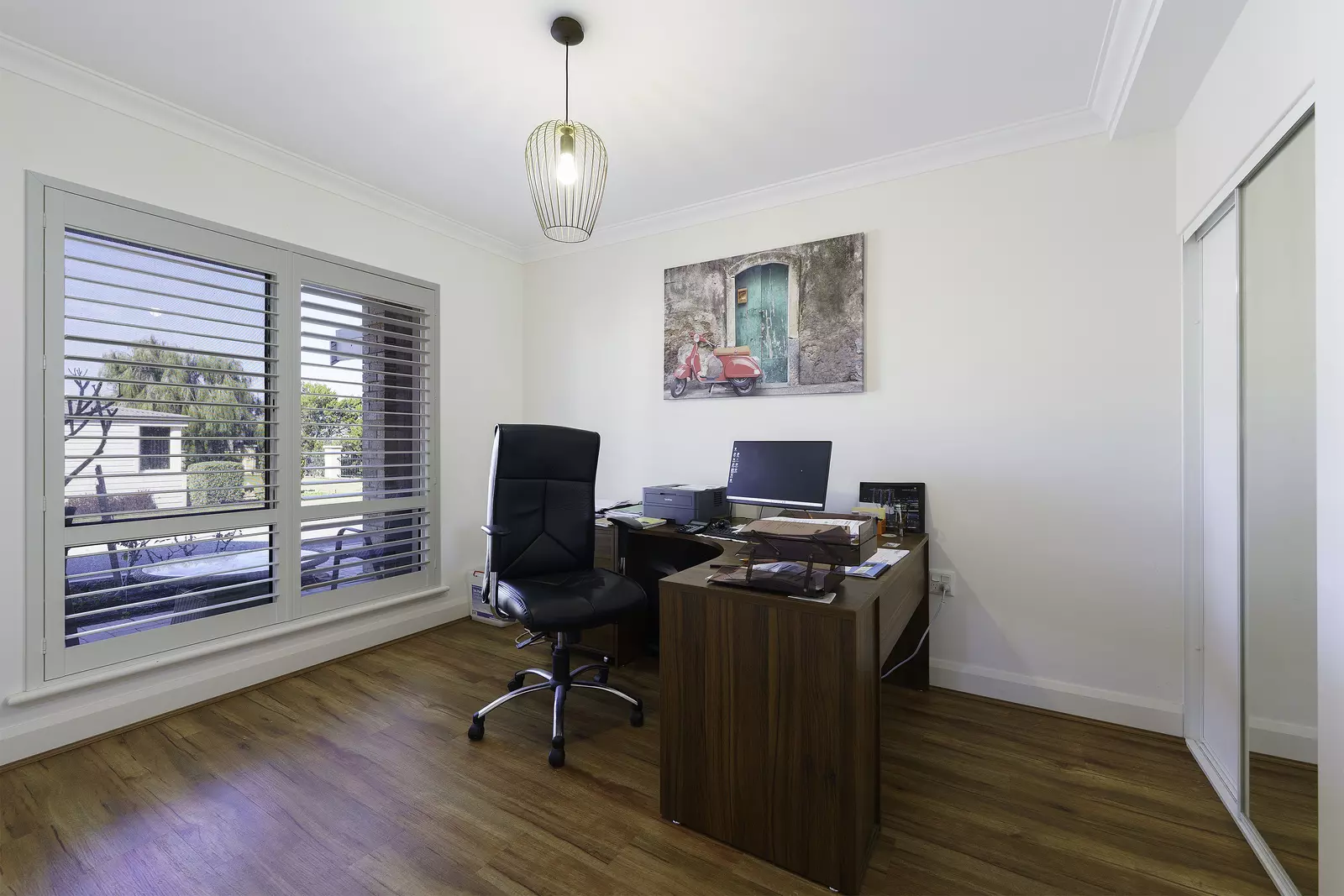 Bright, spacious townhouse with sea glimpses