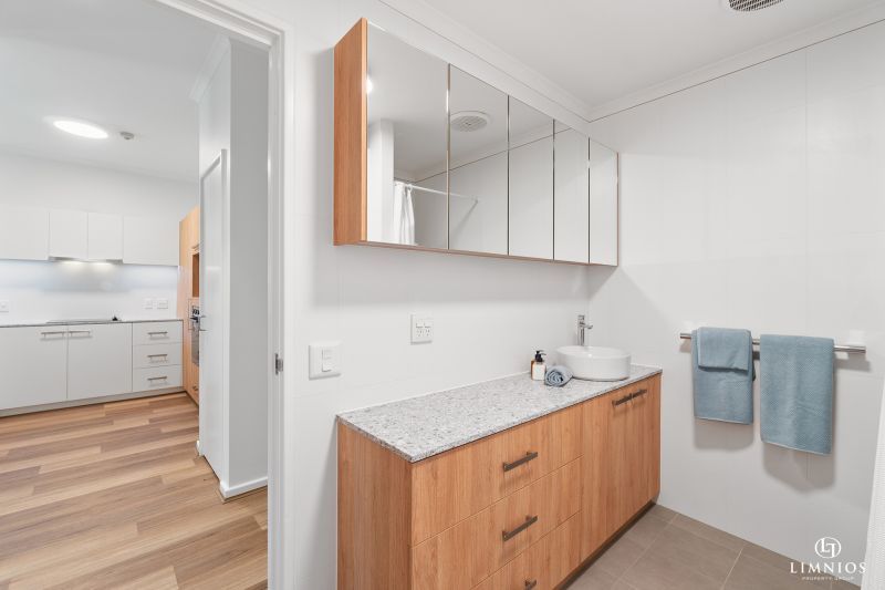 CURRENTLY UNDER OFFER. Fabulous garden apartment!