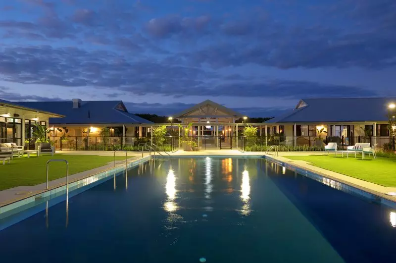 Elegant Three-Bedroom Retreat - Sunlit Alfresco Living