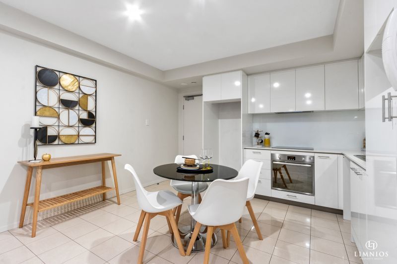 Resort Lifestyle On The City Fringe!