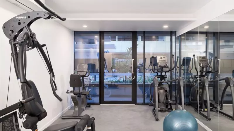 Large, bright and breezy apartment with city outlook