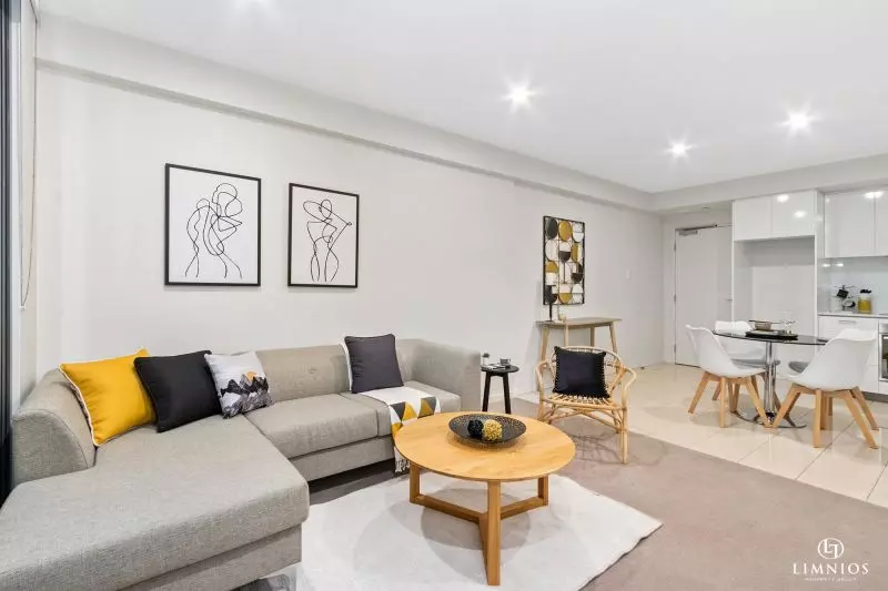 Resort Lifestyle On The City Fringe!