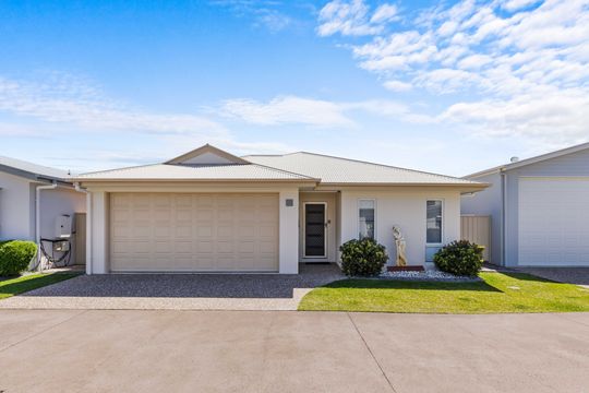 Palm Lake Resort Hervey Bay - Love the Lake Home 83