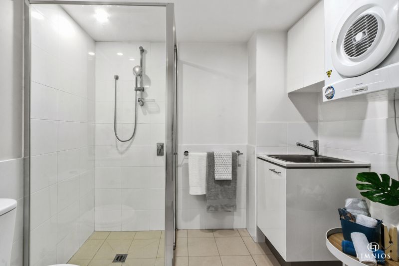 Resort Lifestyle On The City Fringe!