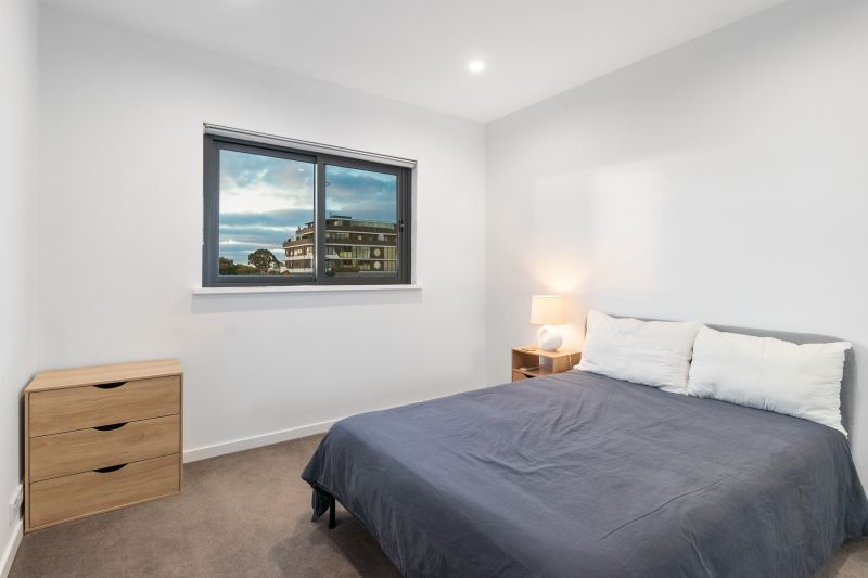 Top Floor Apartment With Views!