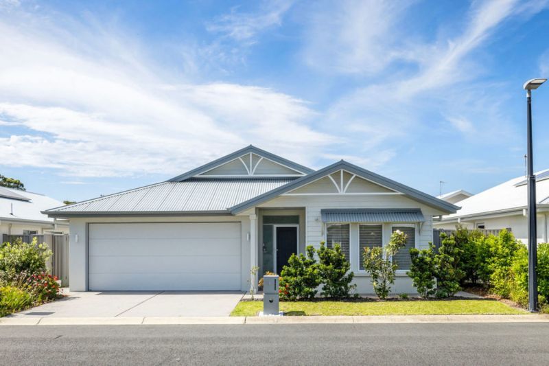 Elegant Three-Bedroom Retreat - Sunlit Alfresco Living