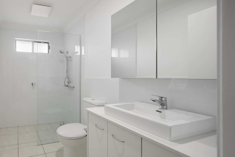 Desirable, Spacious 3-bedroom home with porch - Freshwater design