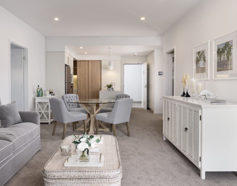 Large, bright and breezy apartment with city outlook