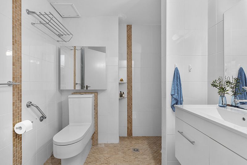 Easy living in this sun filled, ground floor garden apartment.