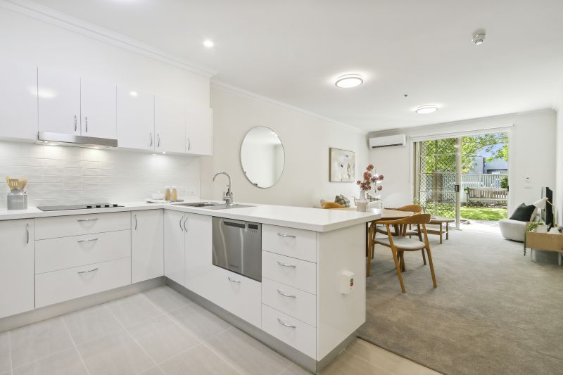 Spacious ground-floor apartment opening onto beautiful garden setting