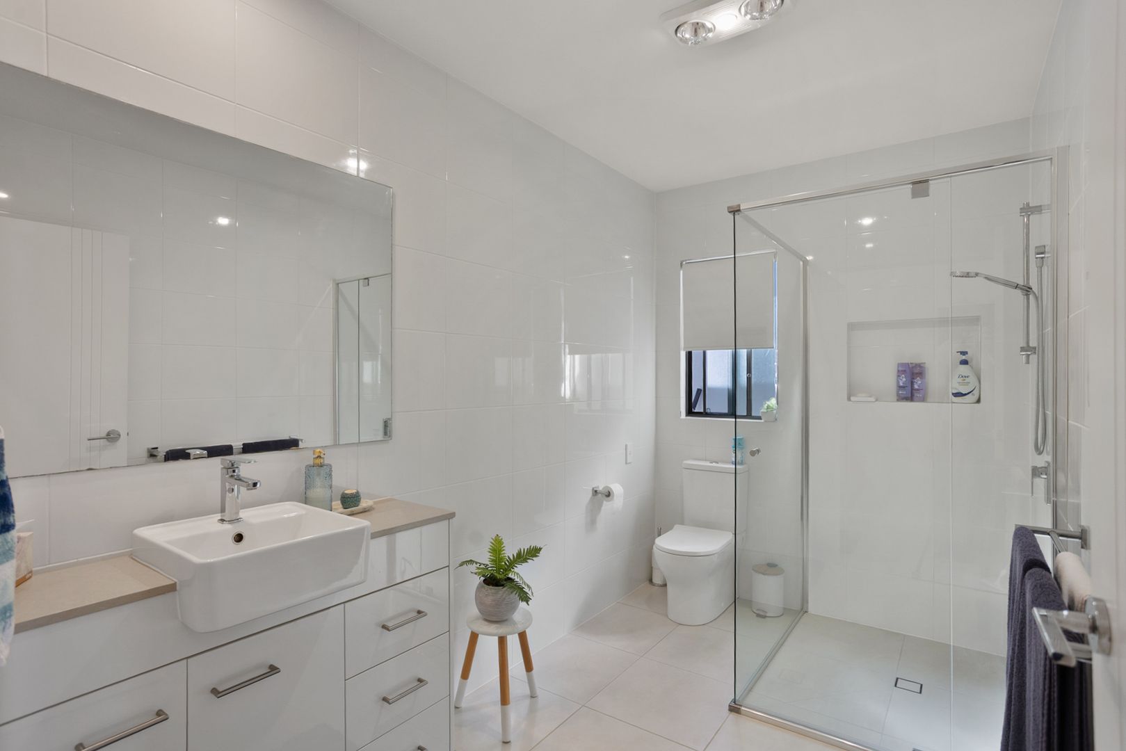 Palm Lake Fern Bay- Modern home in immaculate condition