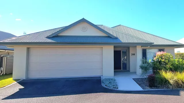 Stunning 2 Bedroom + Study - Home 201 Sovereign II