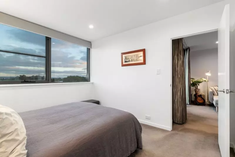 Top Floor Apartment With Views!