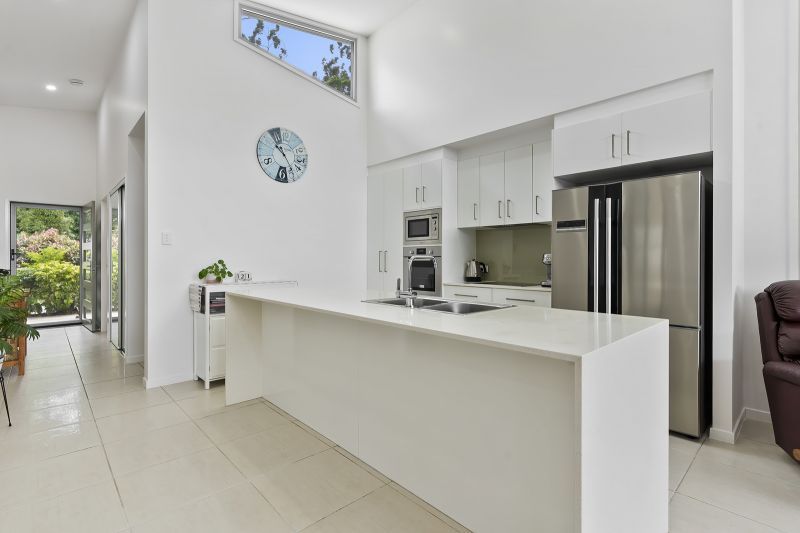 Contemporary Luxury – Exquisite Rainforest Views!