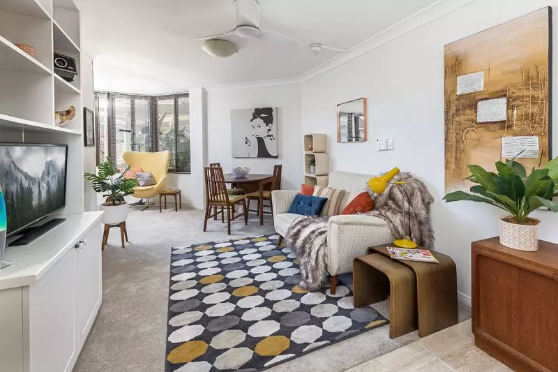 Beautifully Presented Renovated One Bedroom with Extra Workspace