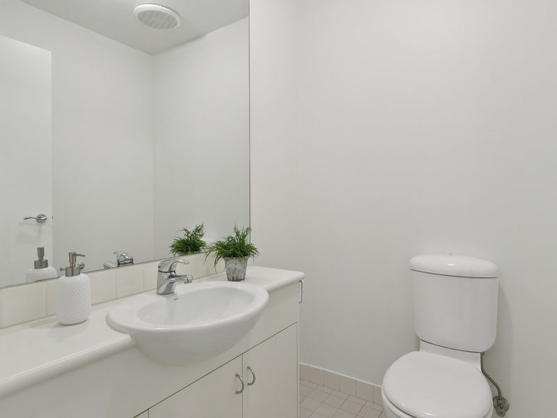 Refreshed Villa, Private garden and Open-plan Living