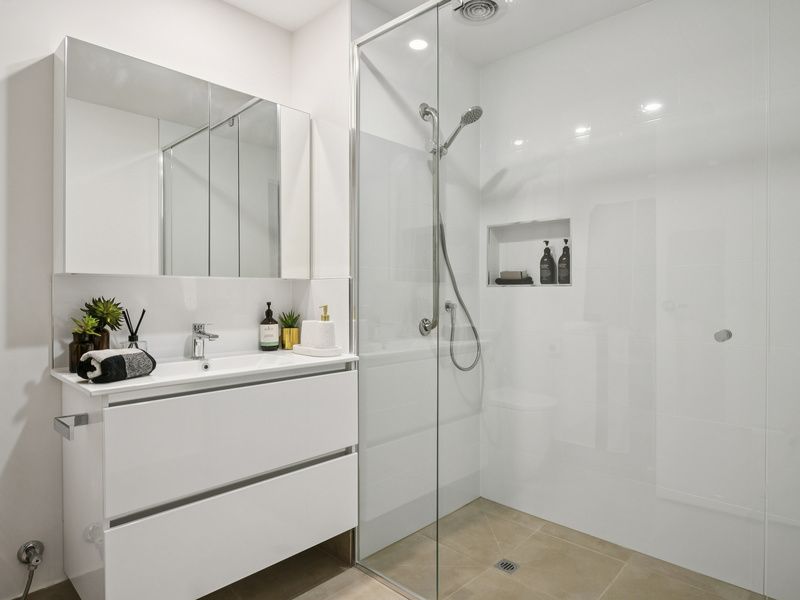 Brighton Bayside Apartment - Fully Refurbished