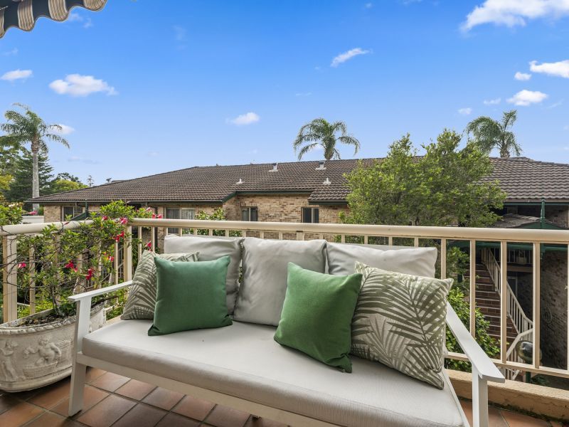 Light-filled apartment with a verdant view
