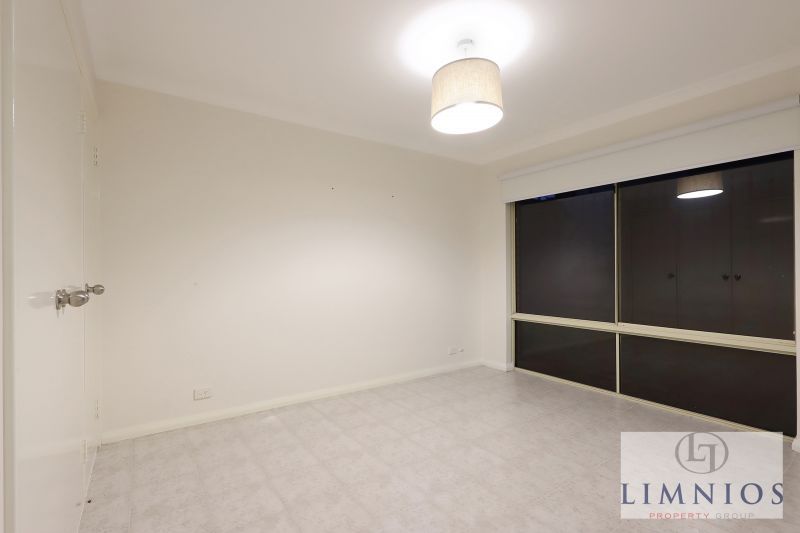 Street Front Home In Quiet Cul - De - Sac