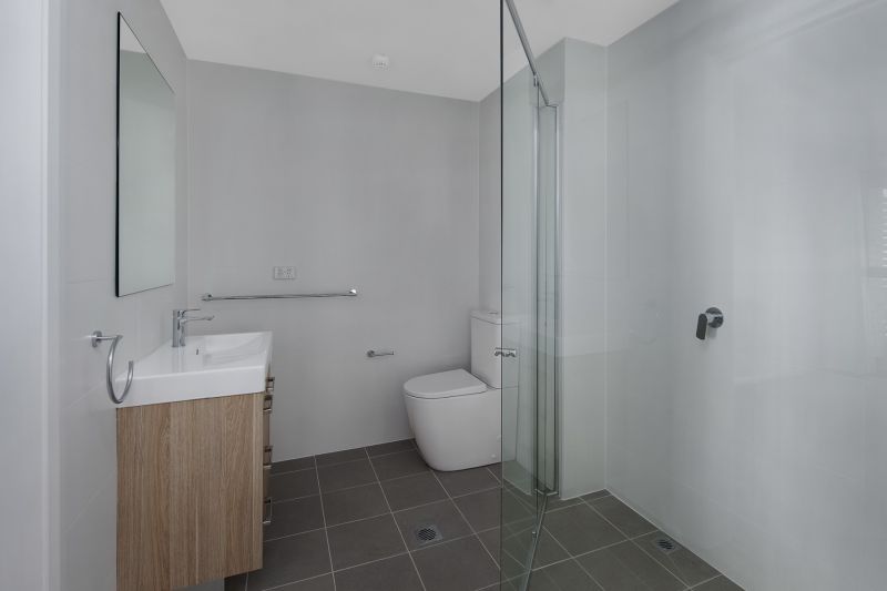 Apt SL27 – Centrally located, oversized and modern 1-bed with study