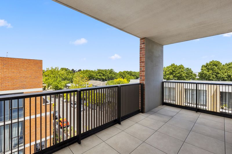 Sophisticated East-Facing Apartment - Luxury, Light and Location