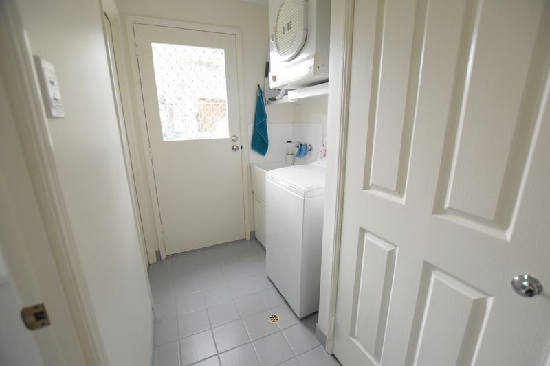 Beautifully presented, well maintained 2 bedrooms home in highly sought private cul-de-sac location