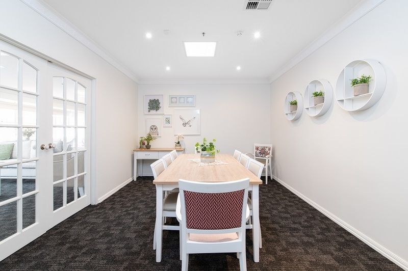 Lovely, bright apartment with entry to courtyard