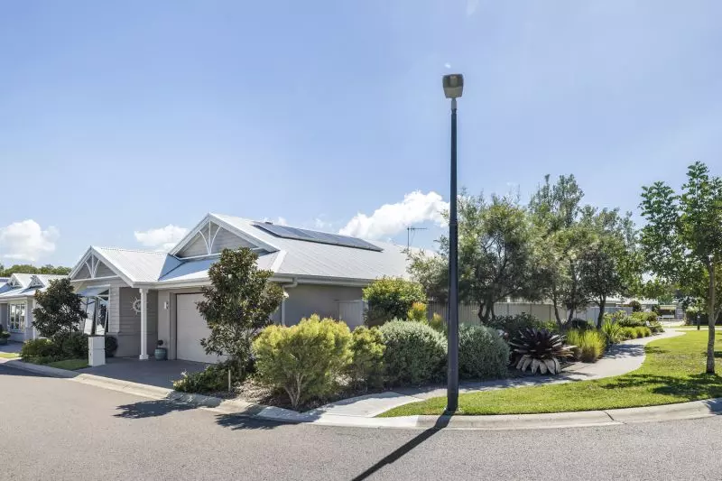 Elegant Three-Bedroom Retreat - Sunlit Alfresco Living