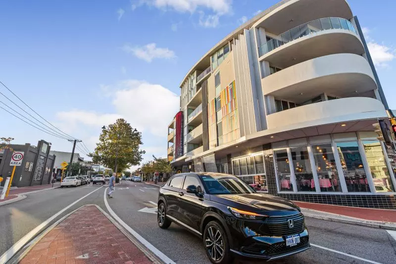 Stunning Views and Urban Lifestyle!!