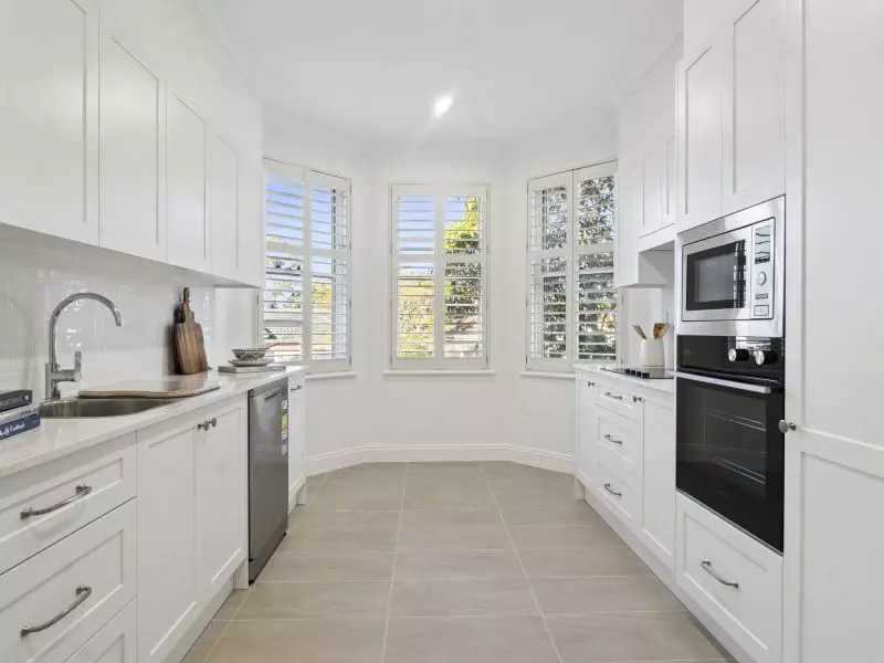 Elegant sun-enriched corner apartment