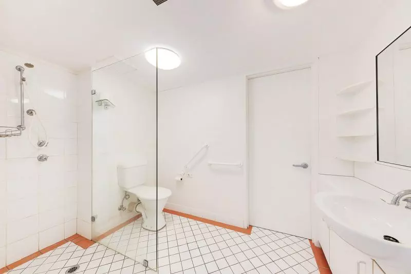 Rare 2 bedder with parking in the wonderful Lindfield Manor