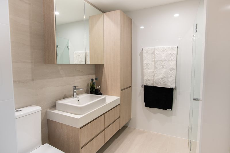 Sunlit Apartment with Harbour Views in Prime City Location